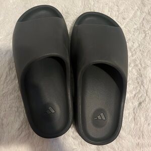 YEEZY slides black